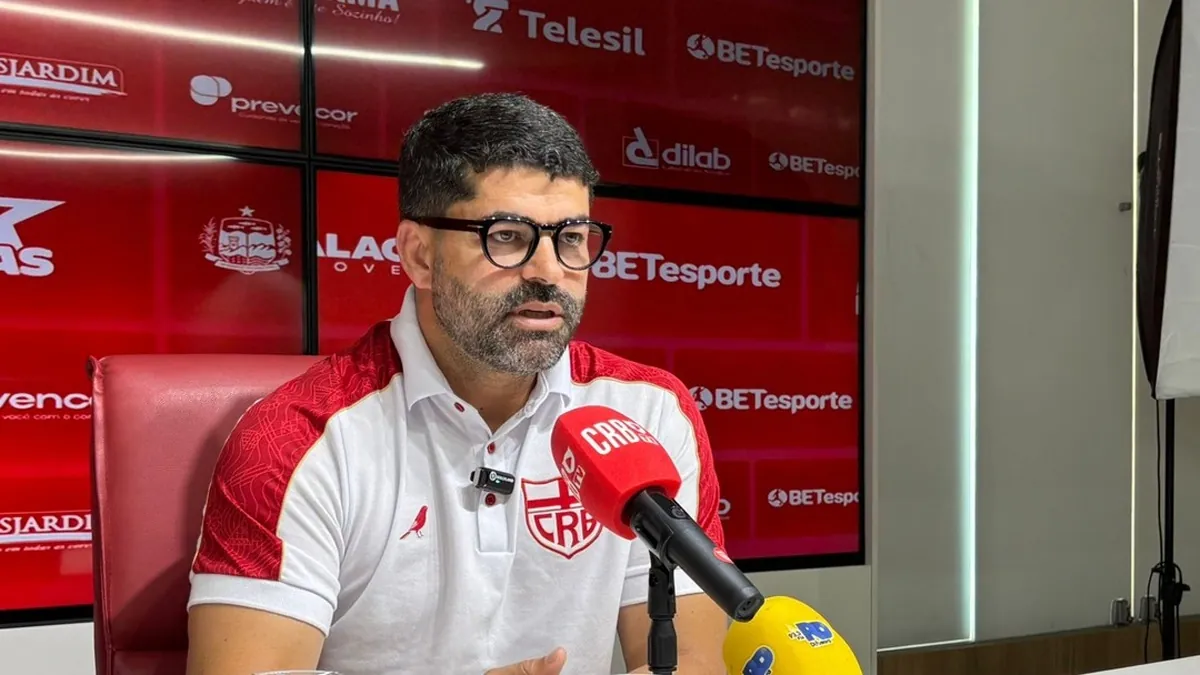 Ari Barros busca lateral para o CRB, mas com limites financeiros.