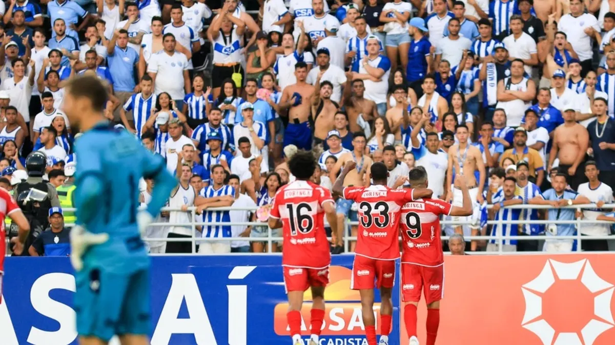 Artilheiro do Alagoano brilha com três gols no clássico 524 enquanto surpreende com música
