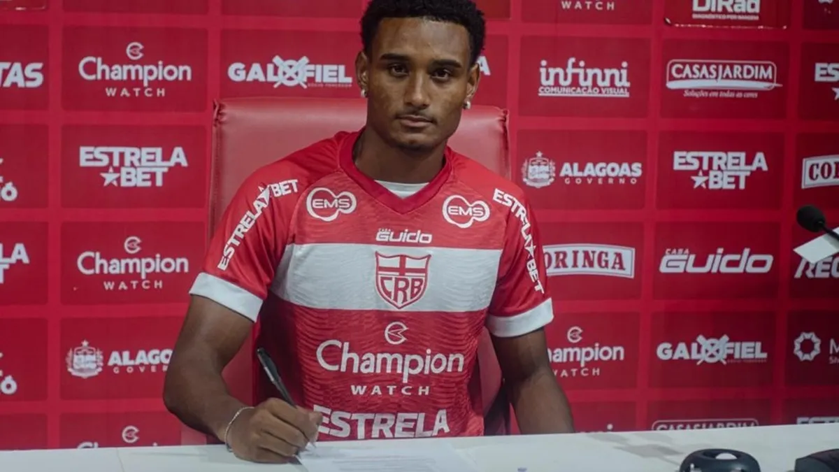 Atacante Cristian, do CRB, parte rumo a Portugal para jogar no Santa Clara