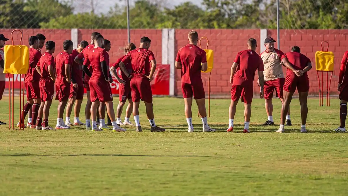 Avalia o CRB Mikael e Lucas Lovat machucados