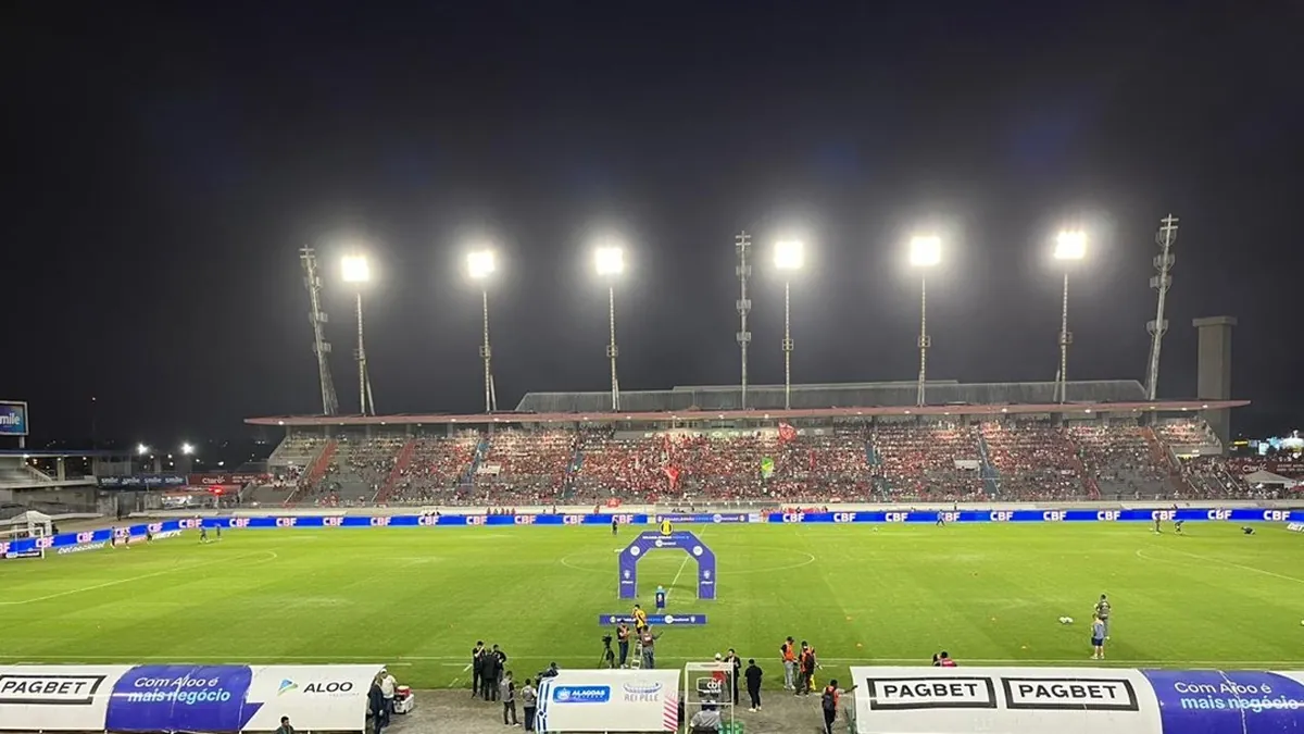 CRB e Avaí se enfrentam: saiba como acompanhar o duelo ao vivo