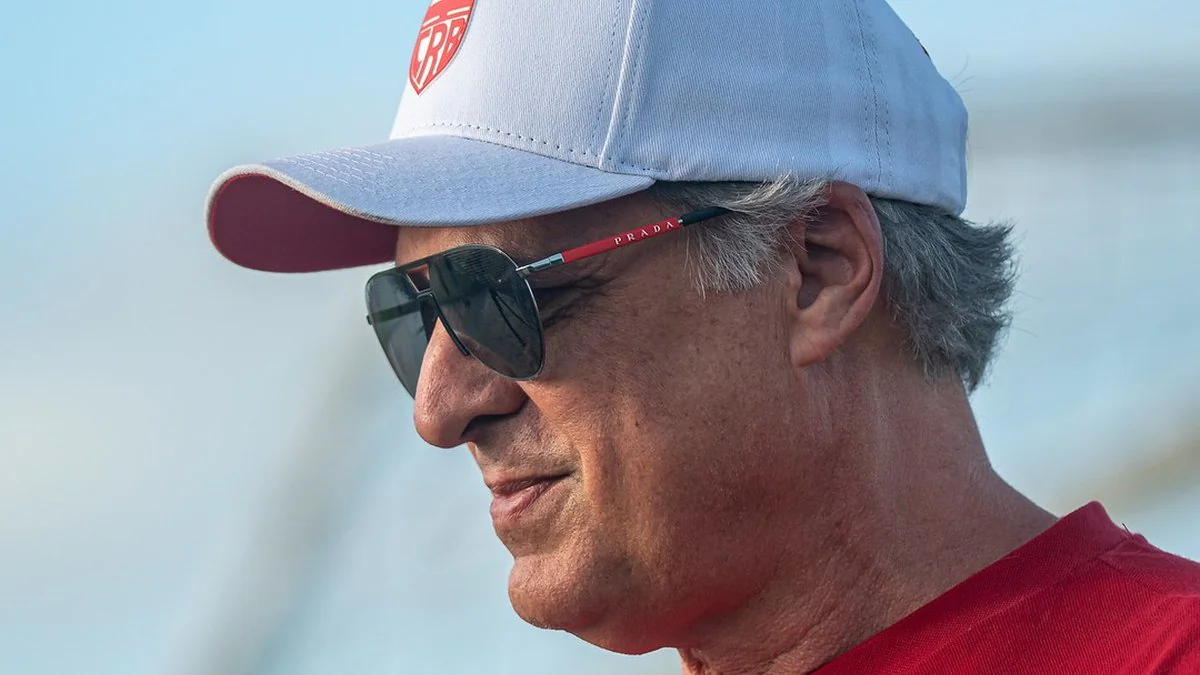 Diretoria do CRB se reúne com elenco no treino