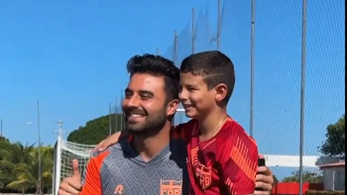 Encontro emocionante: Matheus, garoto apaixonado por futebol, conhece goleiro do CRB