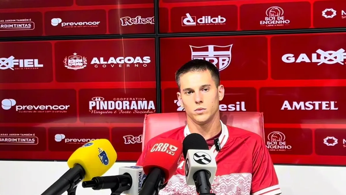Estrella fala sobre joelho e encanta torcida do CRB: 'Tudo resolvido'