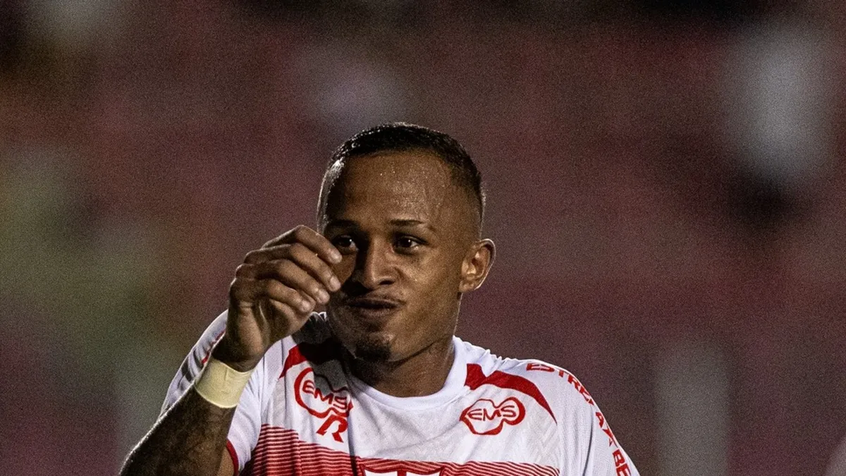 Fenômeno Léo Pereira: artilheiro do CRB brilha com gol e passe mágico