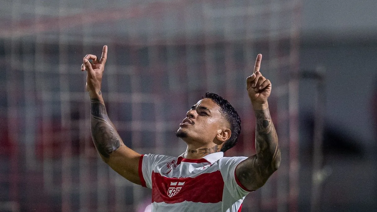 Geovane marca primeiro gol pelo CRB e comemora