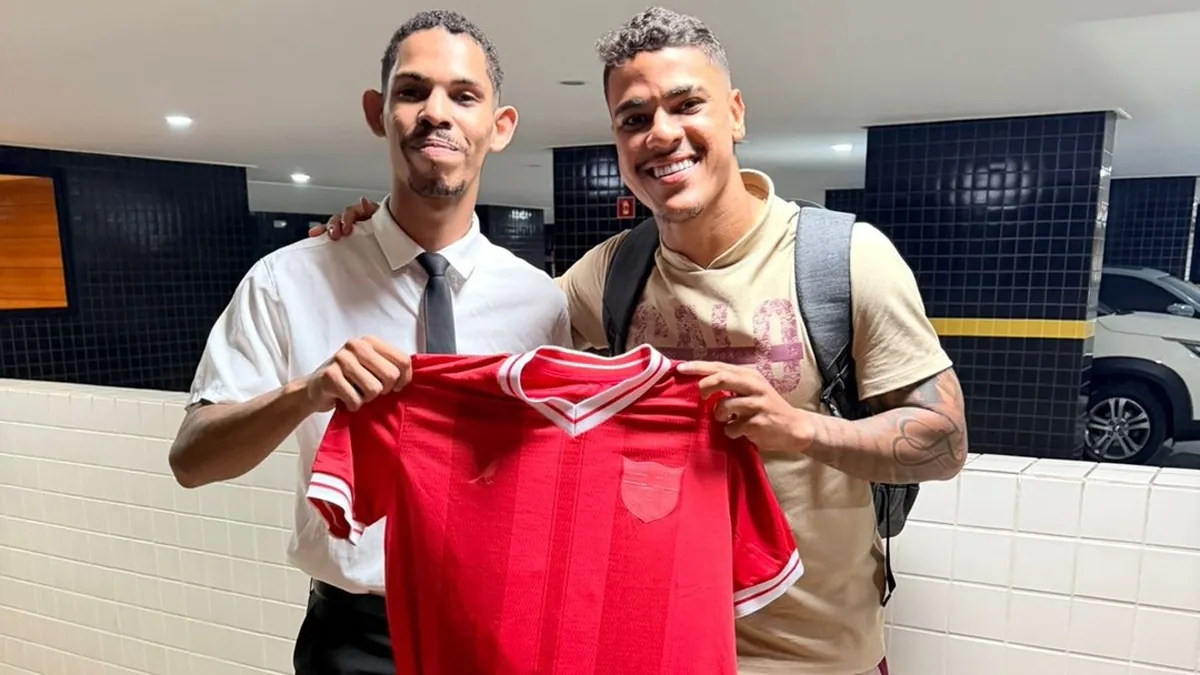 Geovane presenteia porteiro com camisa do CRB após conquista: Entenda!
