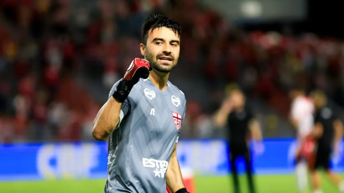 Goleiro Matheus Albino do CRB recebe prêmio de Destaque em AL
