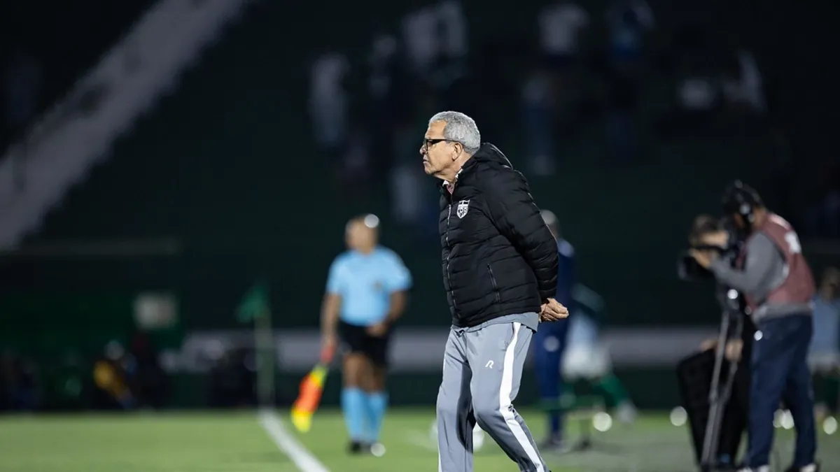 Hélio dos Anjos fala sobre o crucial confronto CRB vs. Brusque