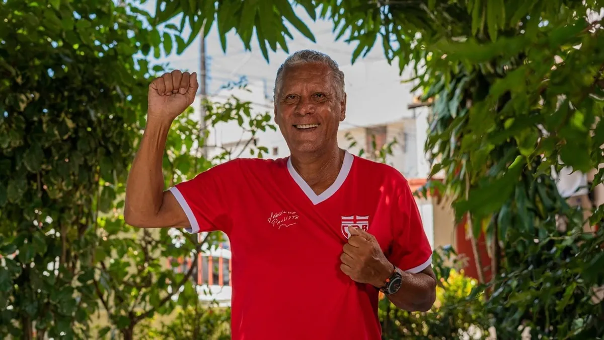 Ídolo do CRB, Joãozinho Paulista, é internado após AVC em Maceió
