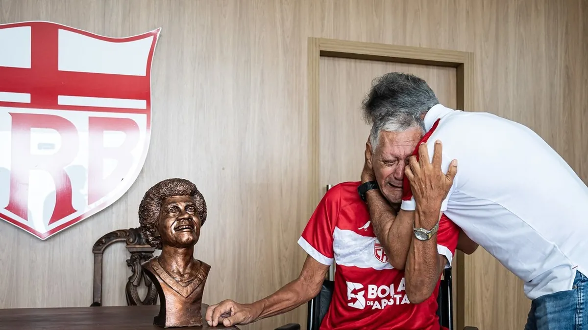 Joãozinho Paulista se emociona ao ser homenageado com busto no CRB