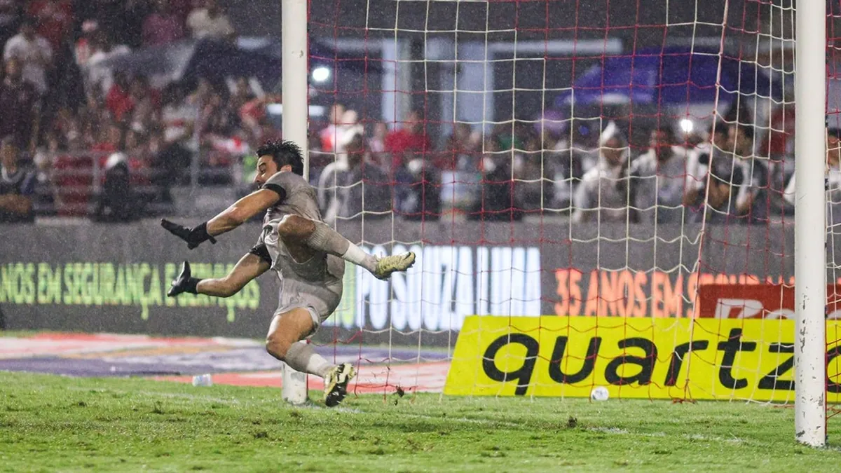 Matheus Albino brilha ao defender pênaltis no CRB e surpreende