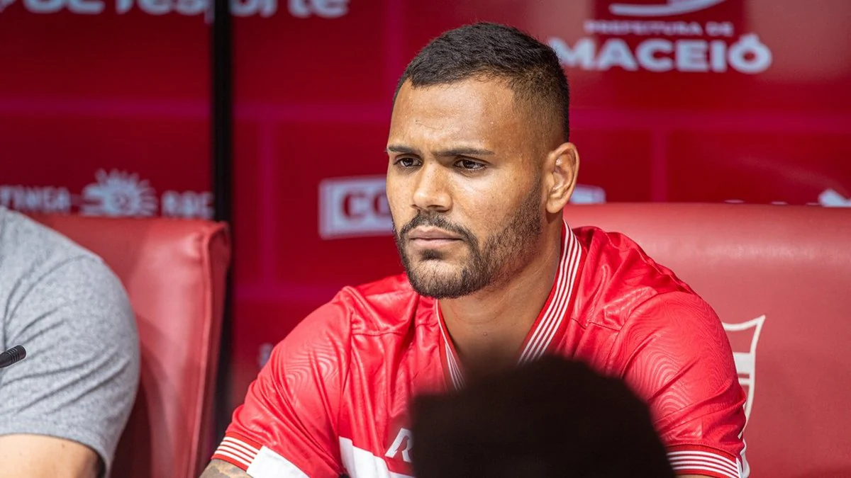 Mikael sente dores na panturrilha e não joga