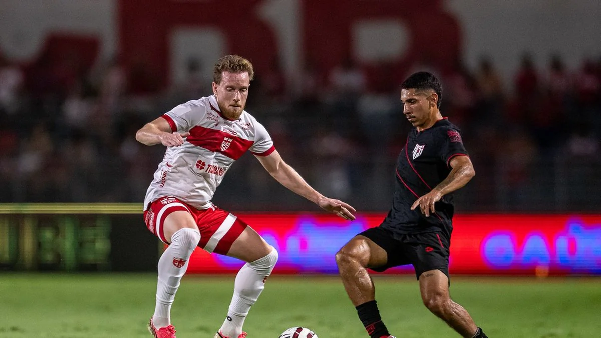 O jogador Lucas Lovat fica suspenso pelo CRB