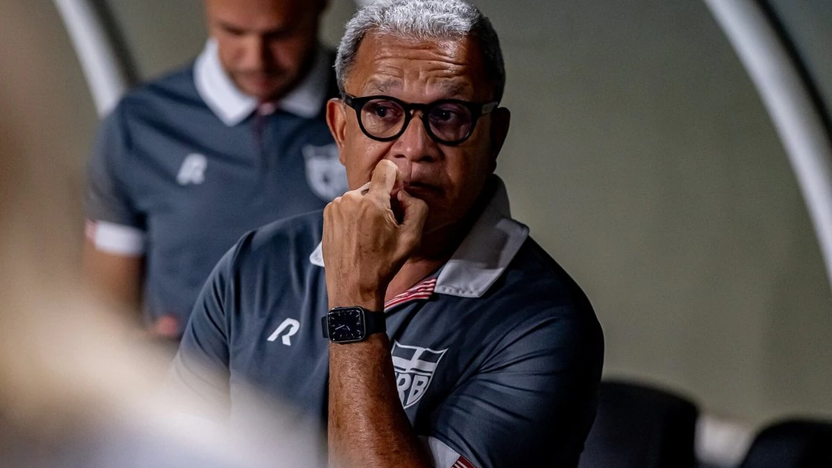 O time da Série B demite Hélio dos Anjos