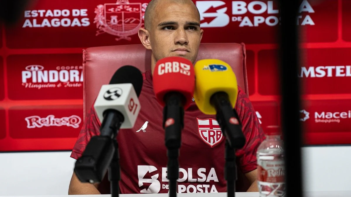 O treinador Crystopher chama a atenção ao CRB