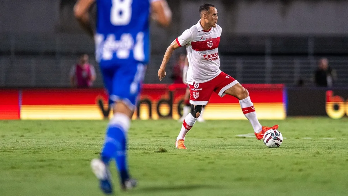Pedro Castro deixa o jogo com lesão no joelho; CRB em alerta