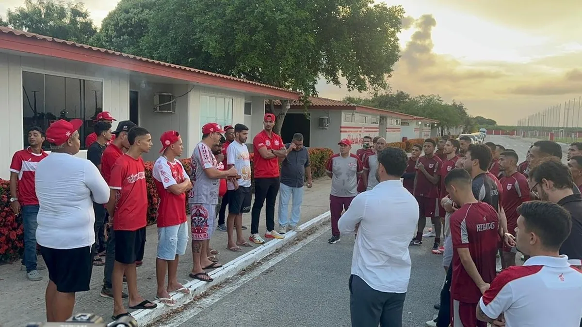 Torcedores se mobilizam no CT do CRB e criticam falta de planejamento
