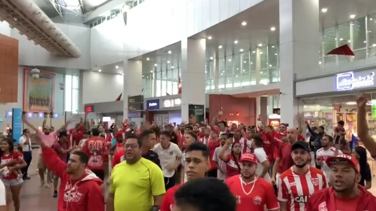 Torcida emociona CRB durante viagem 'casada'; vídeos no Aeroporto Zumbi